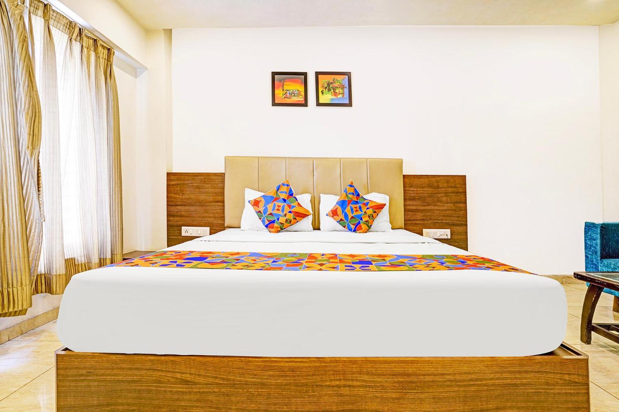 Hotel Skylight Vadodara Eksteriør billede